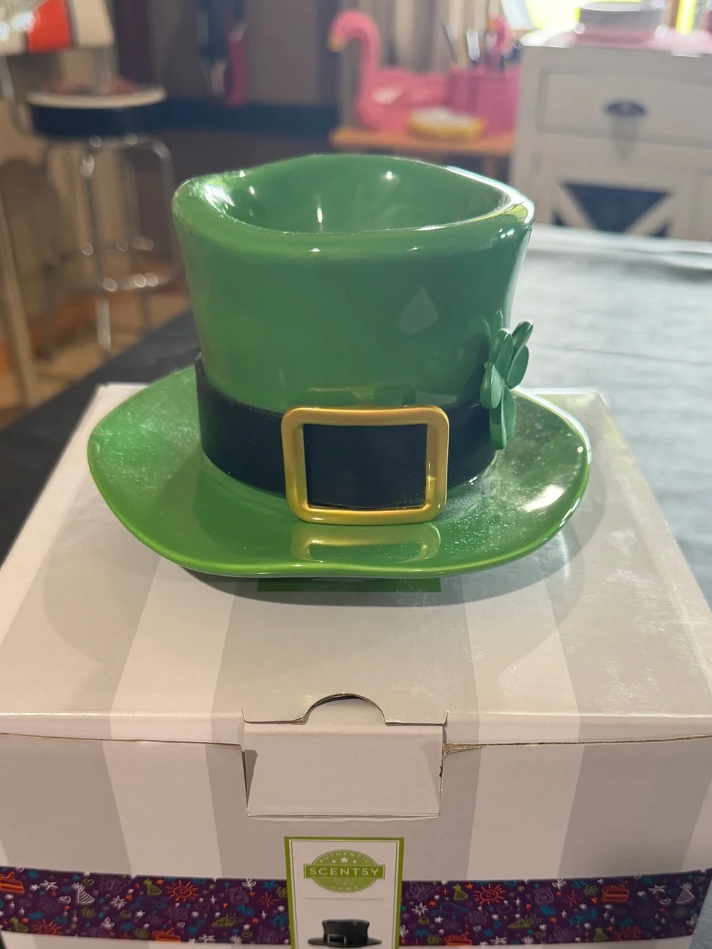 Scentsy Green Leprechaun Top Hat Wax Warmer with Black Band and Gold Buckle